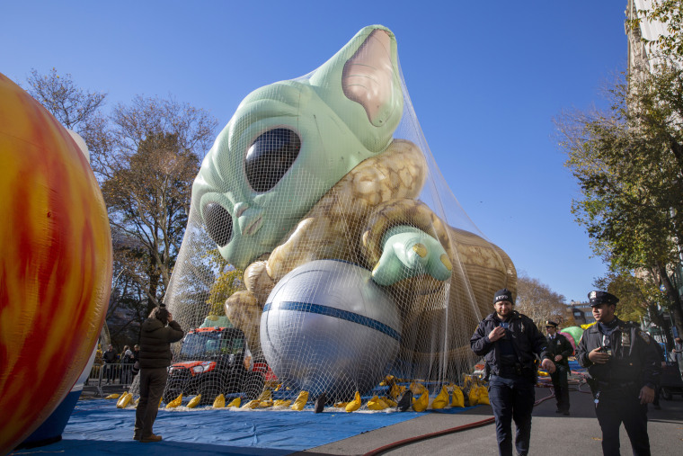 Un globo de Grogu, también conocido como Baby Yoda, de la serie de Star Wars 'The Mandalorian', se prepara para el desfile de Acción de Gracias de Macy's en Nueva York, el miércoles 24 de noviembre de 2021.