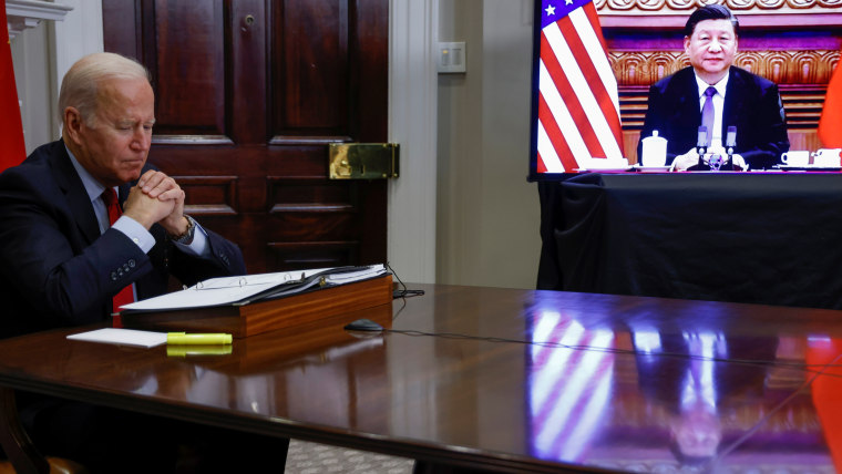 El presidente de Estados Unidos, Joe Biden, habla virtualmente con el líder chino Xi Jinping desde la Casa Blanca en Washington, el 15 de noviembre de 2021.