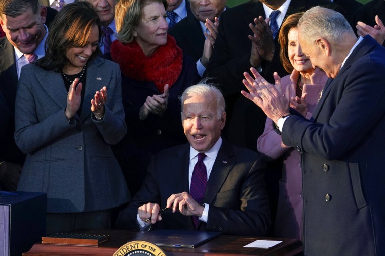 El presidente, Joe Biden, después de firmar el proyecto de ley de infraestructura en el patio sur de la Casa Blanca