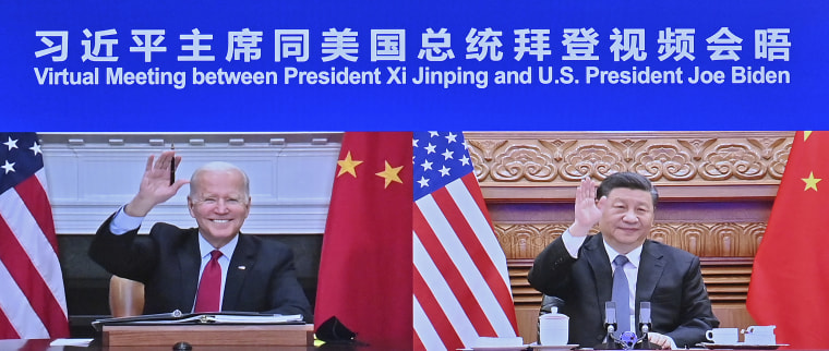 En esta fotografía difundida por la agencia noticiosa Xinhua, el presidente chino Xi Jinping, derecha, en Beijing, y el mandatario estadounidense Joe Biden, en Washington, se saludan el martes 16 de noviembre de 2021 durante una reunión virtual.