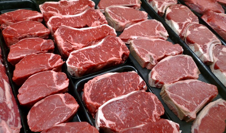 Filetes de carnes y otros productos derivados de la ternera son presentados en una tienda de alimentación de McLea, Virginia, en enero de 2010.