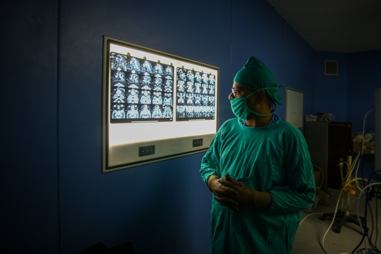 El doctor Sachin Jain, otorrinolaringólogo, comprueba resonancias magnéticas antes de realizar una cirugía para eliminar la mucormicosis de un paciente que se recuperó de COVID-19 en el hospital Swaroop Rani en Allahabad, India, el 5 de junio de 2021.