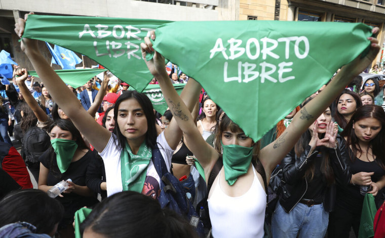 Activistas durante una manifestación a favor de la despenalización total del aborto, el 2 de marzo.
