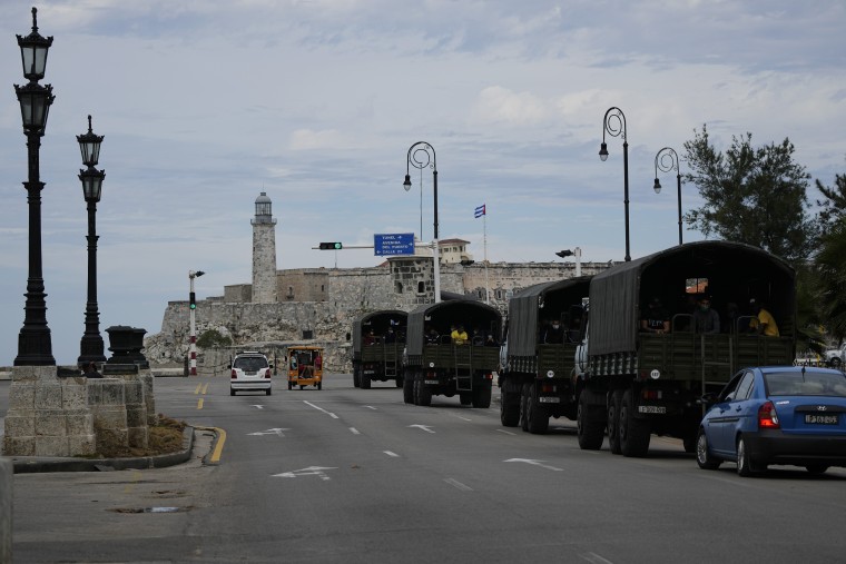 Camiones militares patrullan a lo largo del malecón en La Habana, Cuba