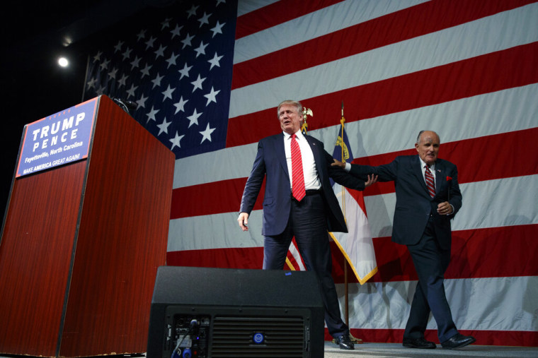 Donald Trump y Rudy Giuliani el 9 de agosto de 2016 en un mitin de campaña en Fayetteville, Carolina del Norte.