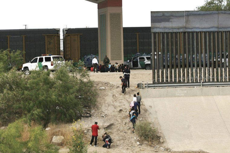 Migrantes cruzan el Río Bravo entre Ciudad Juárez, Chihuahua, y El Paso, Texas