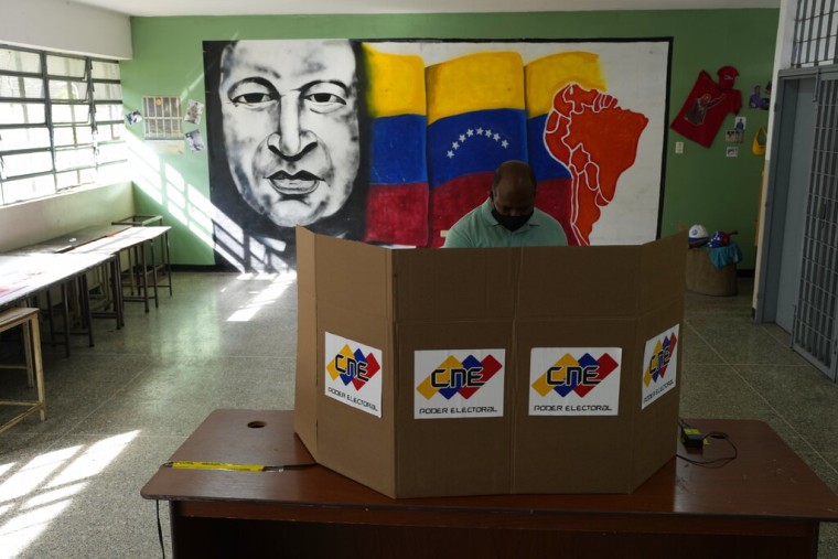 Un hombre emite su voto durante las elecciones regionales en un colegio electoral en Caracas, Venezuela, el domingo 21 de noviembre de 2021.