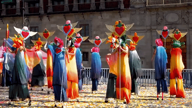 Diferentes tomas de personas disfrazadas y de carritos alegóricos coloridos con motivos de Ciudad de México, en el desfile de Día de Muertos de 2021