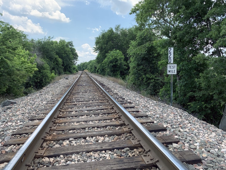 En la milla 220 de esta línea de ferrocarril, a la altura de Temple, Texas, hallaron el cuerpo de Elder Fernandes.