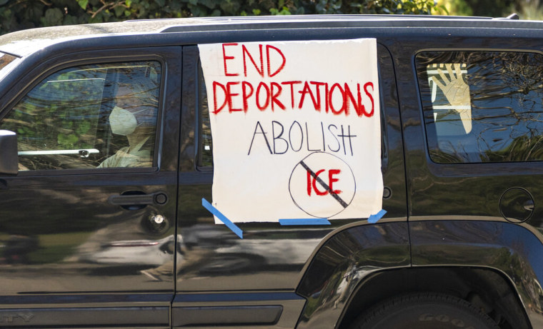 Un manifestante reclama el fin de las deportaciones de migrantes durante una protesta en Los Ángeles, el 6 de marzo de 2021.