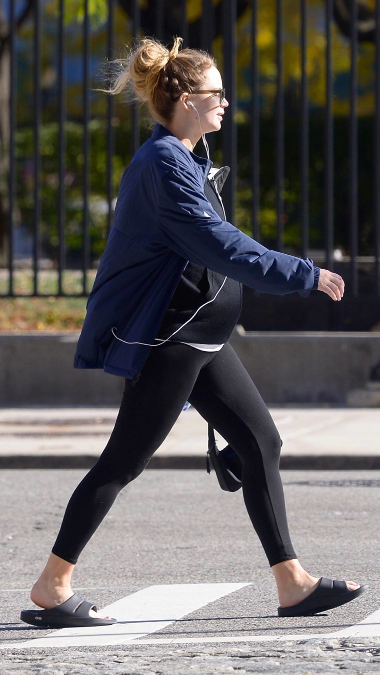 Jennifer Lawrence mostró su baby bump durante un paseo en NY, image size:760x1351