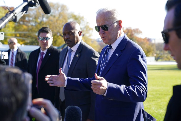El presidente Joe Biden habla con periodistas en la Casa Blanca tras someterse a una revisión médica en el Centro Médico Militar Nacional Walter Reed el 19 de noviembre de 2021.