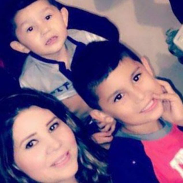 Julio Cesar Rodriguez Siraitare (a la derecha), un niño latino de nueve años de Arizona, fue diagnosticado en octubre de 2021 de neuroblastoma de alto riesgo, un cáncer poco común, y su familia no cuenta con seguro médico para cubrir su tratamiento. En esta imagen compartida por la familia está junto a su mamá, Teresa Siraitare y su hermano.