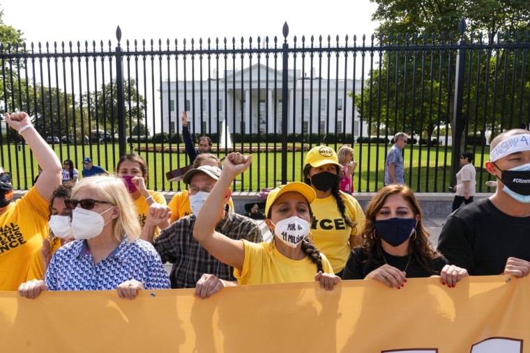 Manifestantes exigen una reforma migratoria integral afuera de la Casa Blanca