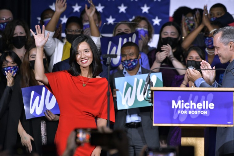 La alcaldesa electa de Boston, Michelle Wu, saluda a simpatizantes tras ganar los comicios en la ciudad, el martes 2 de noviembre de 2021.