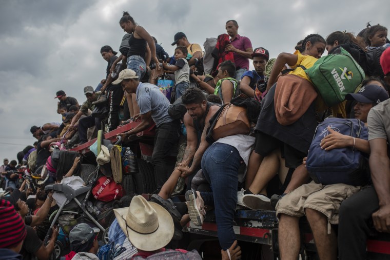 Migrantes ayudan a otros migrantes a subir a un tráiler el miércoles 17 de noviembre de 2021 en el municipio de Jesús Carranza, en el estado mexicano de Veracruz.