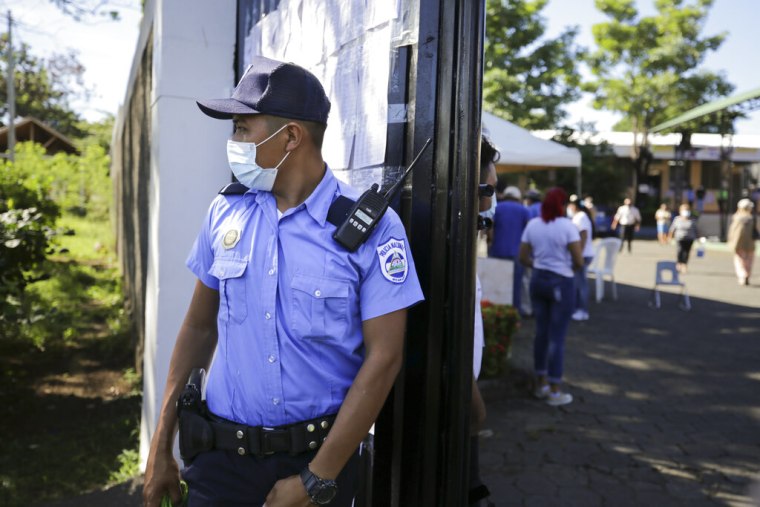 Un policía hace guardia frente a un centro de votación durante las elecciones generales en Managua, Nicaragua, el domingo 7 de noviembre de 2021.
