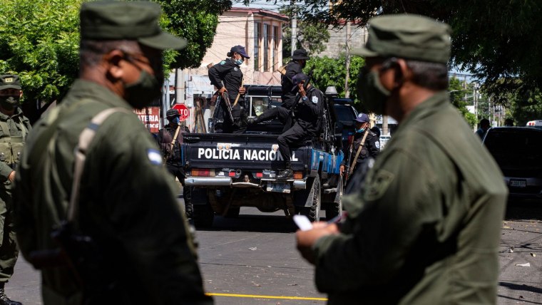 Policías y tropas apostados afuera del Consejo Supremo Electoral de Nicaragua antes del reparto de boletas electorales para las polémicas elecciones del 7 de noviembre.
