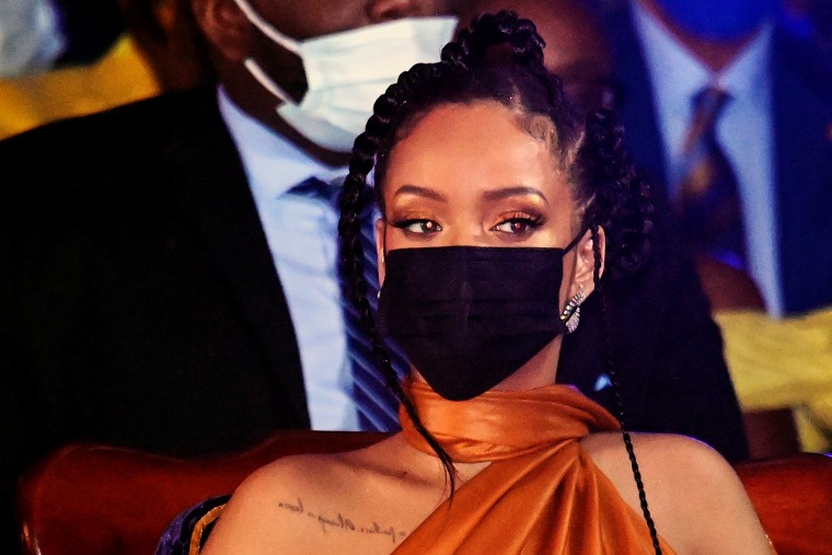La cantante Rihanna observa la Ceremonia de Inauguración Presidencial para marcar el nacimiento de una nueva república en Barbados, el 30 de noviembre de 2021.