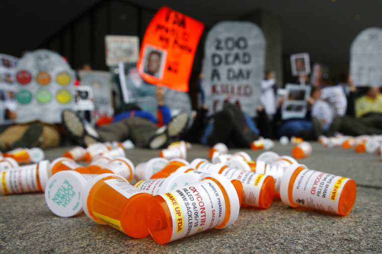 Envases vacíos de medicamentos yacen frente a un grupo de manifestantes contra las políticas de la FDA sobre algunos opioides, el 5 de abril de 2019 en Washington DC.
