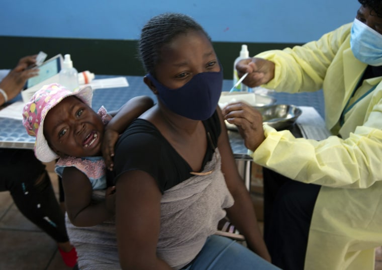 Una mujer recibe la vacuna contra el COVID-19 de Pfizer en Johannesburgo, Sudáfrica