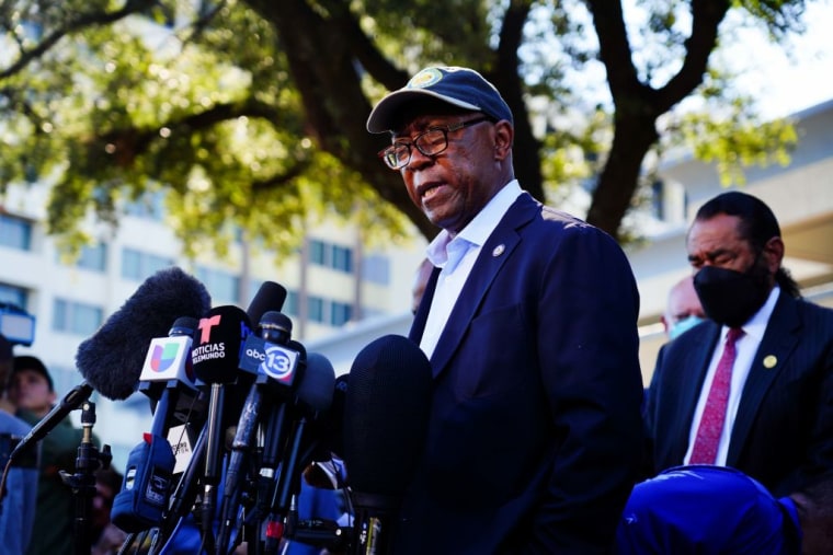 El alcalde de Houston, Sylvester Turner, en rueda de prensa tras la muerte de ocho personas en el festival de música de Astroworld