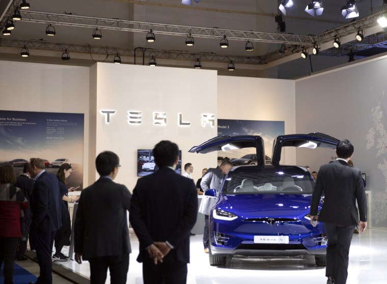 Visitantes del salón del automóvil de Bruselas observan el nuevo Tesla Modelo X el 9 de enero de 2020.
