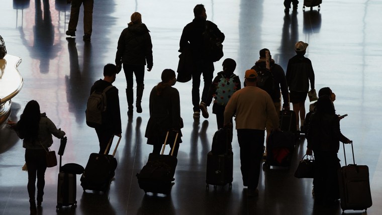 En esta fotografía de archivo del miércoles 25 de noviembre de 2020, los viajeros caminan por el Aeropuerto Internacional de Salt Lake City en Salt Lake City, un día antes del Día de Acción de Gracias.
