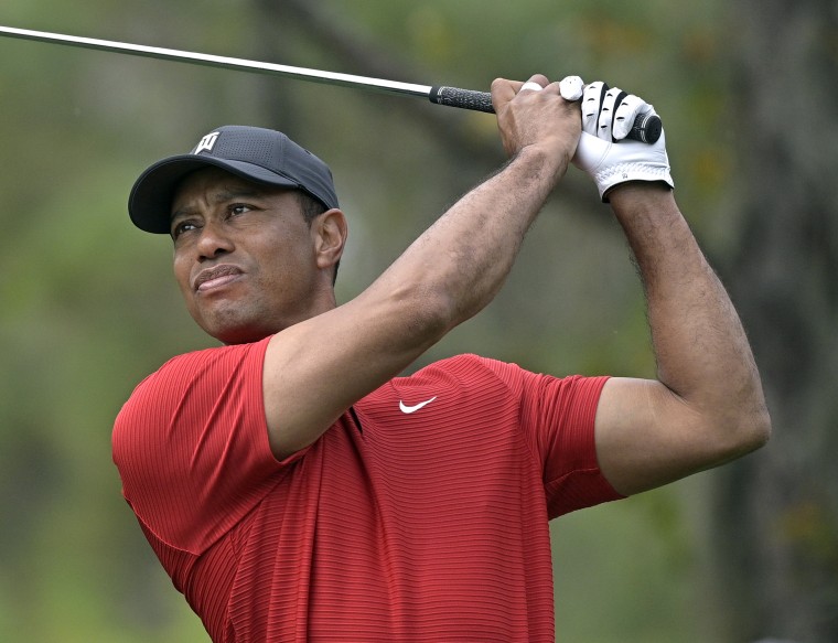 Tiger Woods observa su tiro en el cuarto hoyo durante la última ronda del torneo de golf PNC Championship en Orlando, Florida, el 20 de diciembre de 2020.