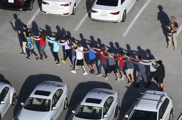 Estudiantes son evacuados de la escuela secundaria Marjory Stoneman Douglas después del tiroteo en Parkland, Florida. Foto de archivo: 14 de febrero de 2018.