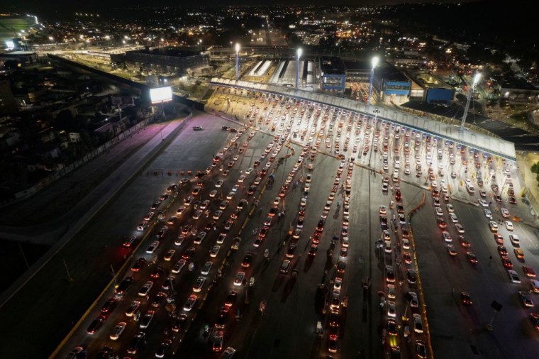 Así se veían las filas de automóviles el 7 de noviembre en la frontera en Tijuana, Baja California.