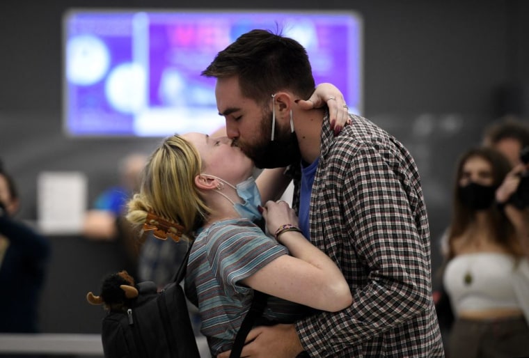 Una pareja se reencuentra tras la llegada de un vuelo procedente de Fráncfort, Alemania, en el aeropuerto internacional de Dulles, en Chantilly, Virginia.