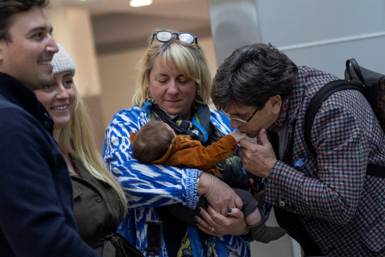 Al llegar al aeropuerto internacional John F. Kennedy, en Nueva York, Jill y Stephen Brownbill conocen por primera vez a Rocco, su nieto recién nacido.