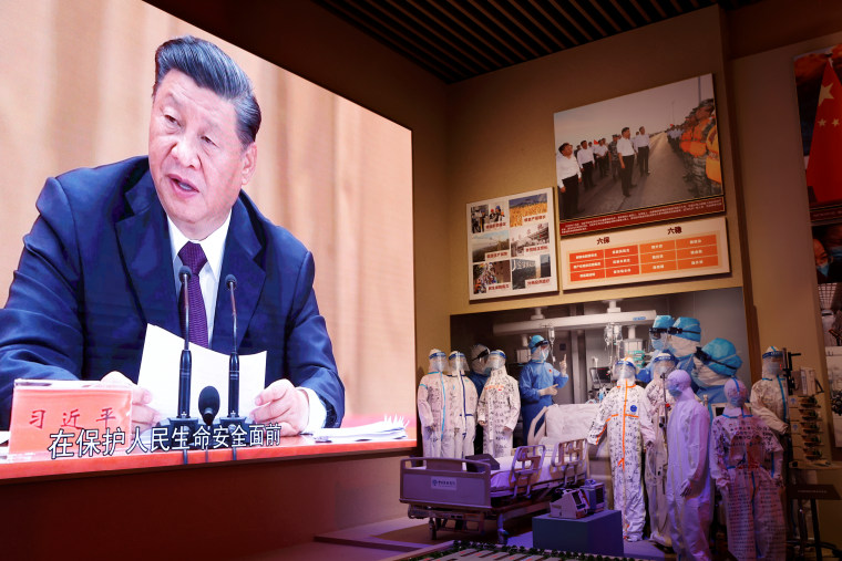 En la pantalla, el presidente chino, Xi Jinping, junto a una exposición que representan la lucha de los trabajadores médicos contra el coronavirus en el Museo del Partido Comunista de China en Pekín, el 11 de noviembre de 2021.