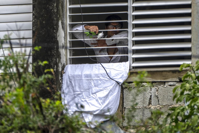 El dramaturgo y opositor Yunior García Aguilera, mira al exterior desde su vivienda en La Habana, el 14 de noviembre de 2021.