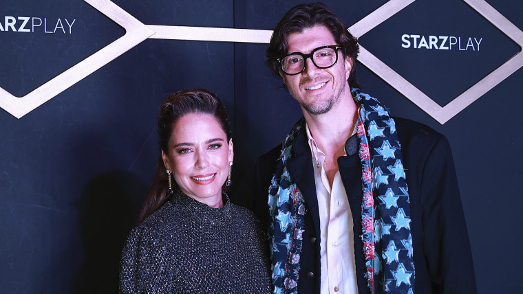 Ana Claudia Talancón con su novio y prometido, Alejandro Lopart, en alfombra roja de Starzplay, en Ciudad de México,