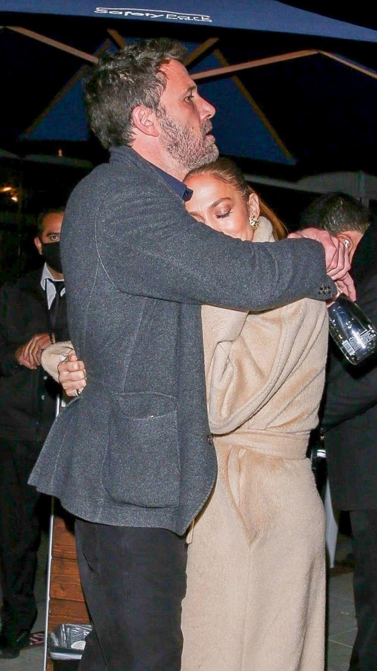 Ben Affleck abrazando a Jennifer Lopez, afuera de un restaurante en Beverly Hills.