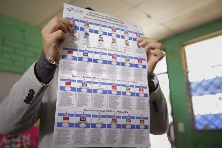 Gerson Gutiérrez, un candidato presidencial de la oposición, muestra su papeleta en un colegio electoral durante las elecciones generales en Managua, Nicaragua, el domingo 7 de noviembre de 2021.