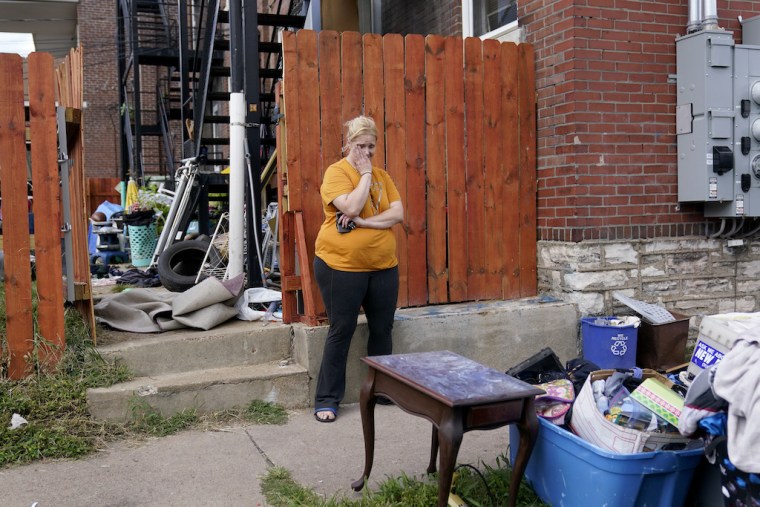 Kristen Bigogno mira sus pertenencias en la acera luego de ser desalojada de su casa el 17 de septiembre del 2021, tras vencer la moratoria federal de desalojos por el impacto de la pandemia de COVID-19.