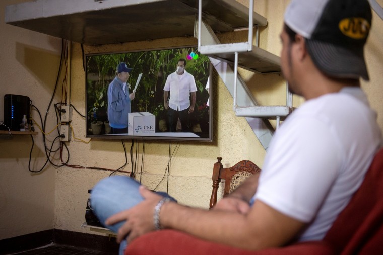 Un hombre observa al presidente de Nicaragua Daniel Ortega emitiendo su voto en una pantalla de televisión durante las elecciones presidenciales del país en Managua, Nicaragua 7 de noviembre de 2021. 