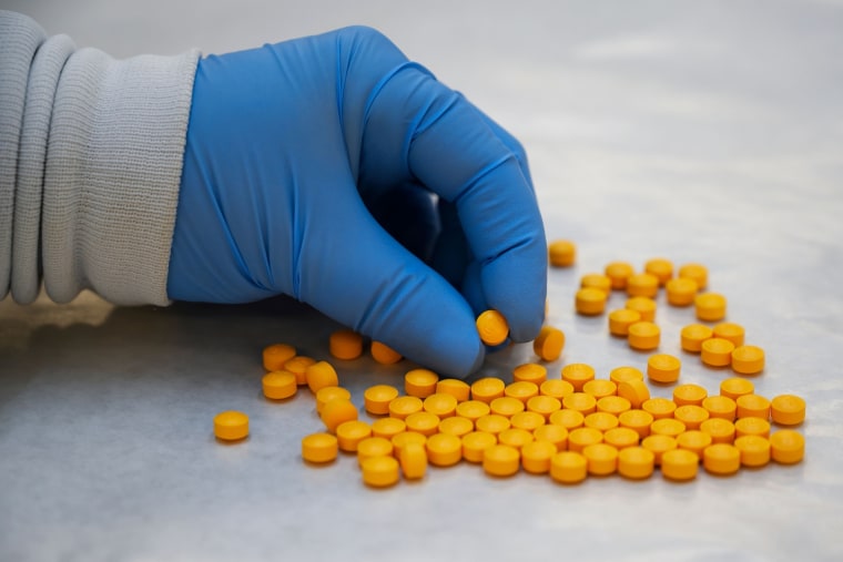 Un químico de la Administración de Control de Drogas revisa unas píldoras confiscadas que contienen fentanilo en el Laboratorio Regional Noreste de la DEA, en Nueva York, en octubre de 2019.