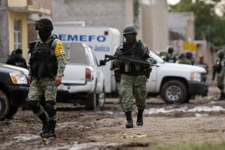 Guanajuato es uno de los estados con mayores tasas de homicidios en México. En esta imagen, miembros de la Guardia Nacional caminan cerca en un centro de rehabilitación de drogas en Irapuato, donde 24 personas murieron en un ataque armado en julio de 2020.