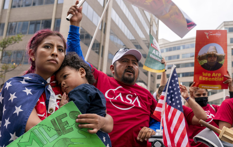 Inmigrantes marchan hacia el Capitolio para exigir al Congreso que el camino hacia la ciudadanía permanezca en el paquete de reconciliación presupuestaria en septiembre de 2021.