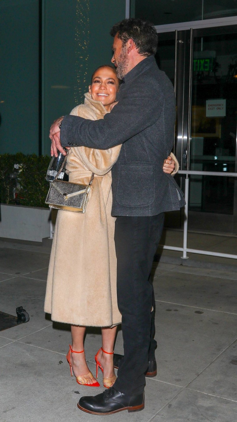 Jennifer Lopez y Ben Affleck abrazados, afuera del restaurante Spago, en Beverly Hills, California.