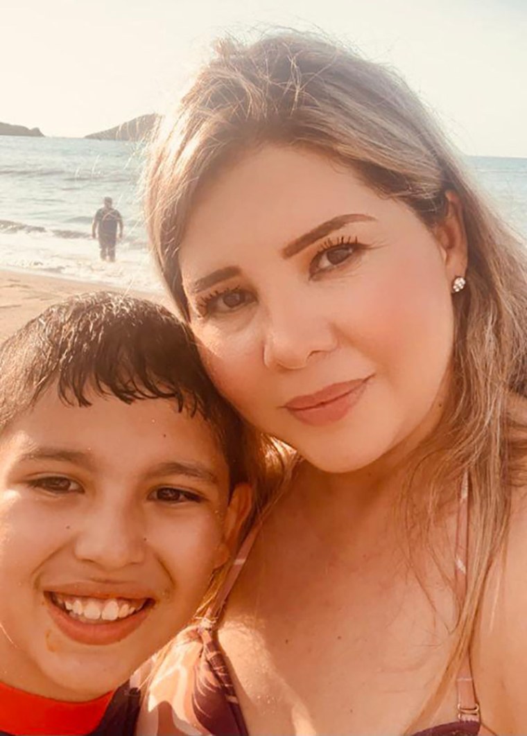 Julio Cesar Rodriguez Siraitare (9) posa junto a su mamá, Teresa Siraitare (44), una latina inmigrante de México. Julio fue diagnosticado en octubre de 2021 de neuroblastoma de alto riesgo, un cáncer poco común, y su familia no cuenta con seguro médico para cubrir su tratamiento.