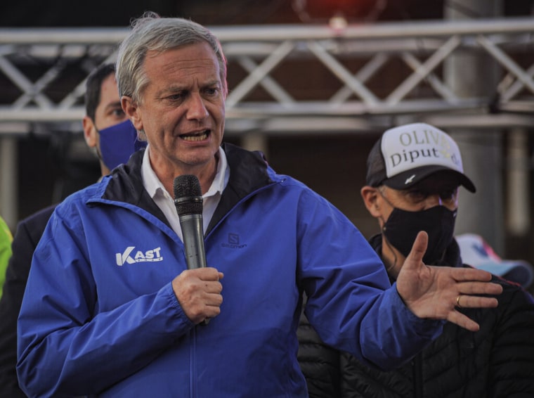 El candidato presidencial de derecha, José Antonio Kast, durante un acto de campaña en Valdivia, Chile, el miércoles 17 de noviembre de 2021.