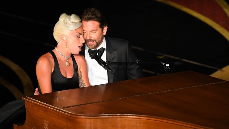 Lady Gaga y Bradley Cooper cantando 'Shallow' en los Premios Oscar 2019.