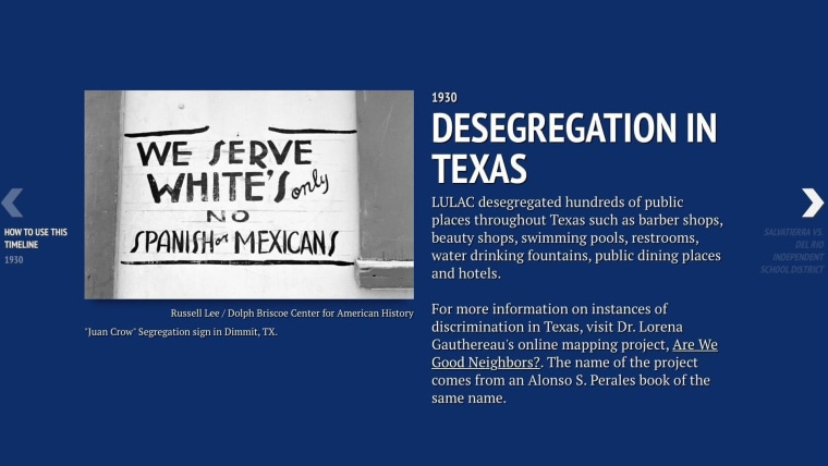 Una entrada con fondo azul en una línea del tiempo habla en texto blanco sobre el activismo en los años 1930 para desegregar Texas. En el lado izquierdo hay una foto de la época de un anuncio que ponían negocios que dice: "Solo damos servicio a blancos, no a mexicanos".