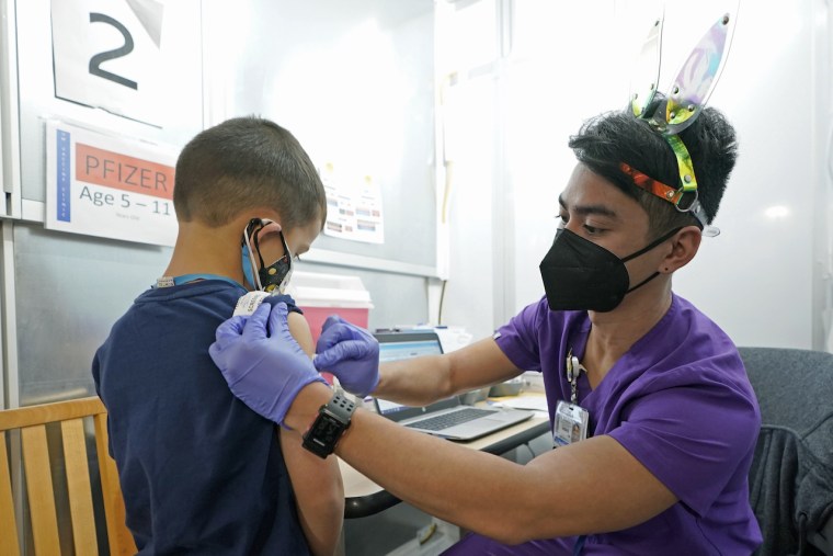 Andre Mattus, de 6 años y medio, recibió la vacuna del COVID-19 en el centro Médico de la Universidad de Washington, en Seattle, el 9 de noviembre. Hasta el viernes 19 de noviembre poco más de 2 millones de niños entre 5 y 11 años han recibido al menos una dosis de la vacuna en EE.UU.