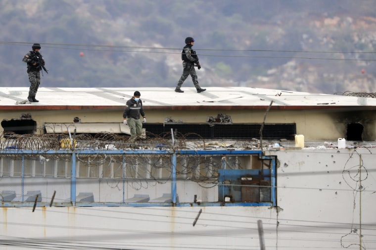 Varios policías vigilan en el techo de la cárcel Litoral en Guayaquil, Ecuador, luego de una masacre que dejó al menos 68 muertos durante entre la noche y la madrugada del sábado 13 de noviembre.